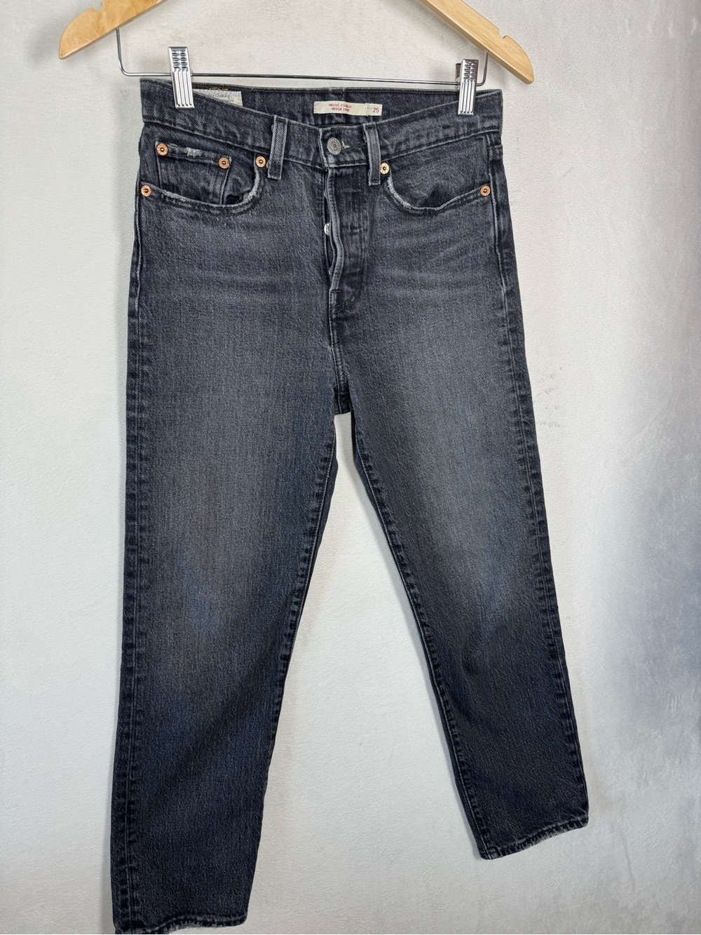 Levi's wedgie Straight Black Washed Ankle Crop Jeans size 25